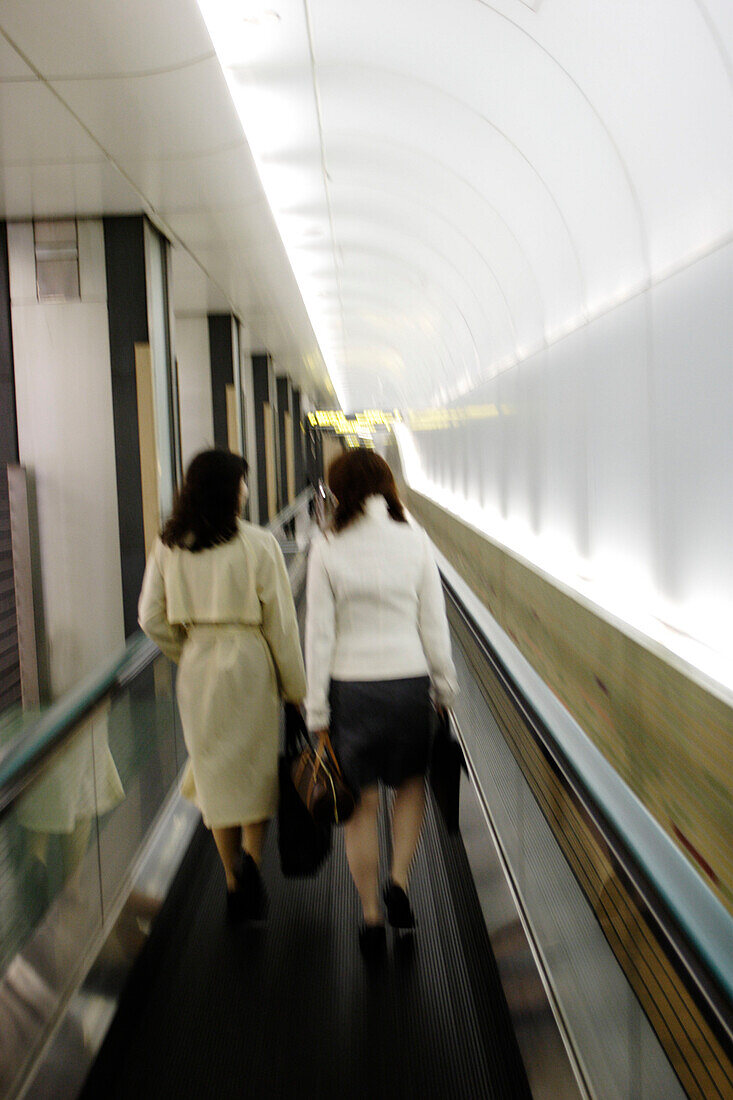 Berufstätige, junge Geschäftsfrauen, rush hour, U-Bahn, Metro, Station, JR Yamanote Line, Tokio, Tokyo, Japan