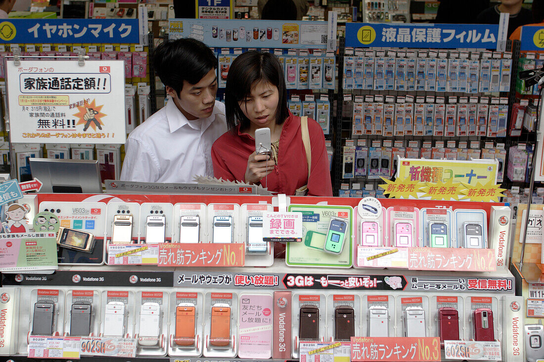 Young couple, cellular phone, mobil phone, Shop, shopping, East Shinjuku, Tokyo, Japan
