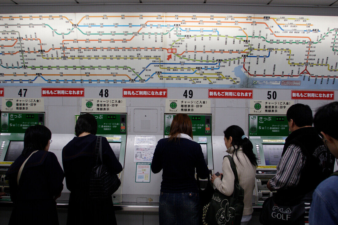 Pendler, Fahrkartenautomat, Ticketautomat,  U-Bahn, Metro, Station, JR Yamanote Line, Tokio, Tokyo, Japan
