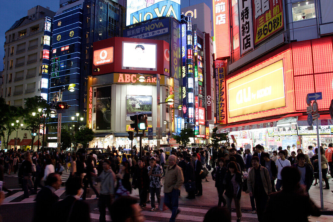 rush hour, Geschäfte, Kaufhäuser, Junge Menschen, bei der JR Yamanote Line Station Shinjuku, East Shinjuku, Tokio, Tokyo, Japan