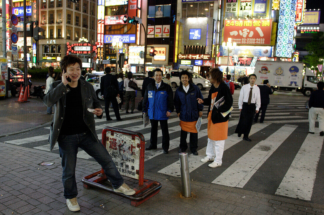 Junge Leute, junge Menschen, Shopping, Abends, Nacht, East Shinjuku, Tokio, Tokyo, Japan