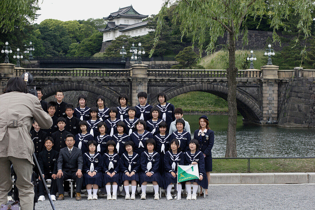 Schulklasse wirtd vor dem Kaiserlichen Palast fotografiert, Marunouchi, Tokio, Japan