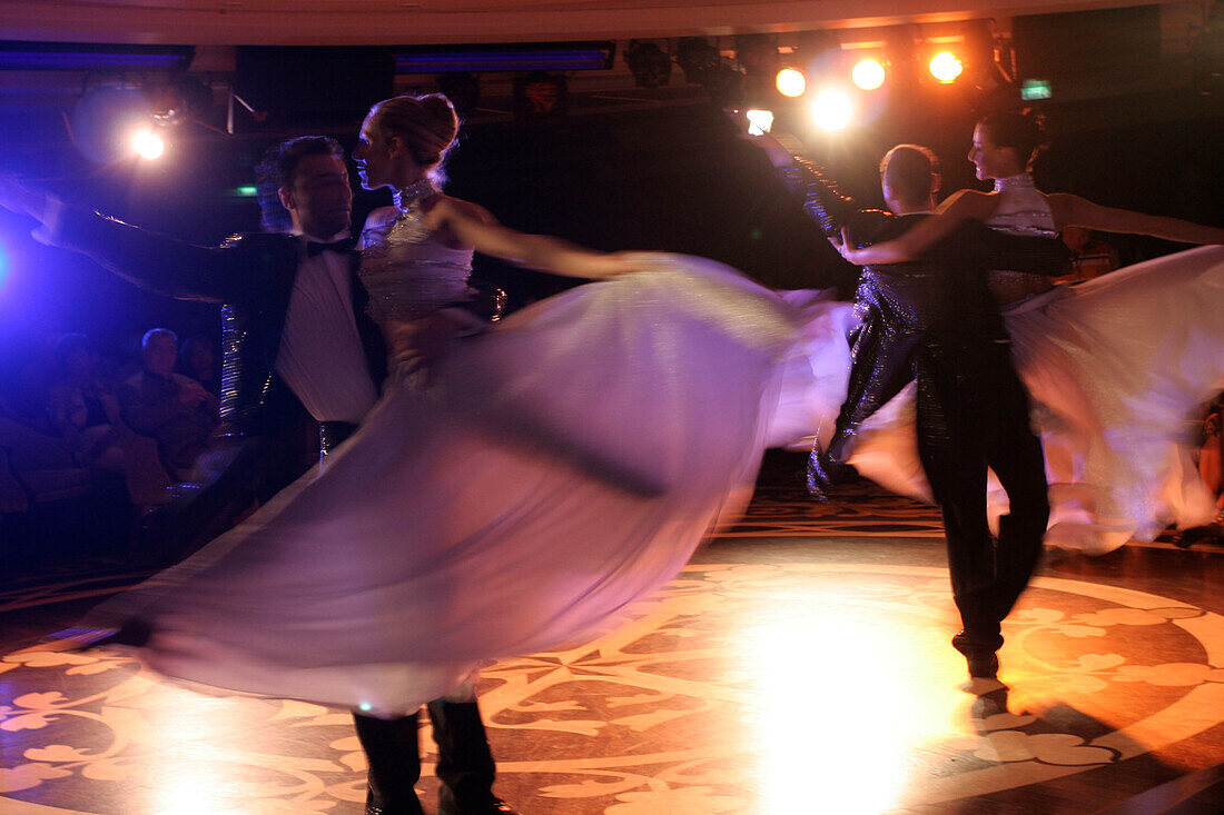 Show des MDR-Balletts, Kreuzfahrtschiff MS Delphin Renaissance, Kreuzfahrt Bremerhaven - Südengland, England