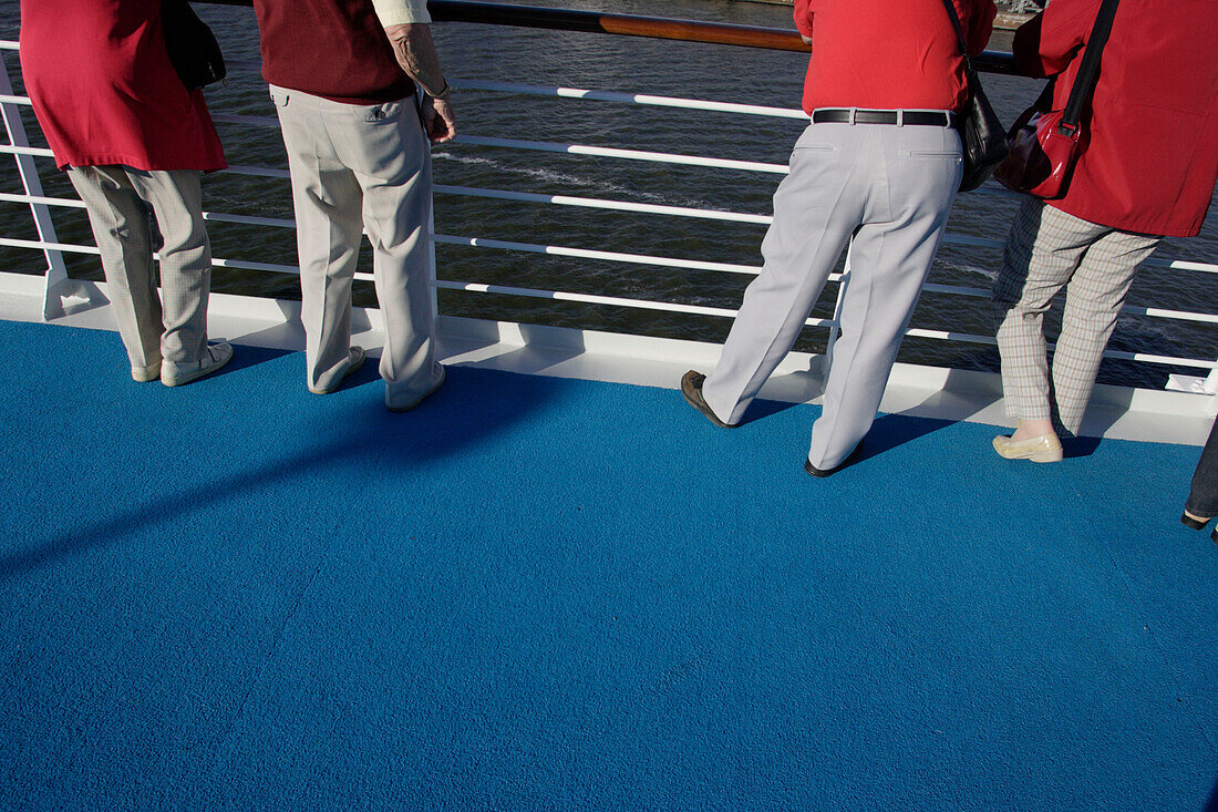 Passagiere stehen an der Reling des Kreuzfahrtschiffs MS Delphin Renaissance