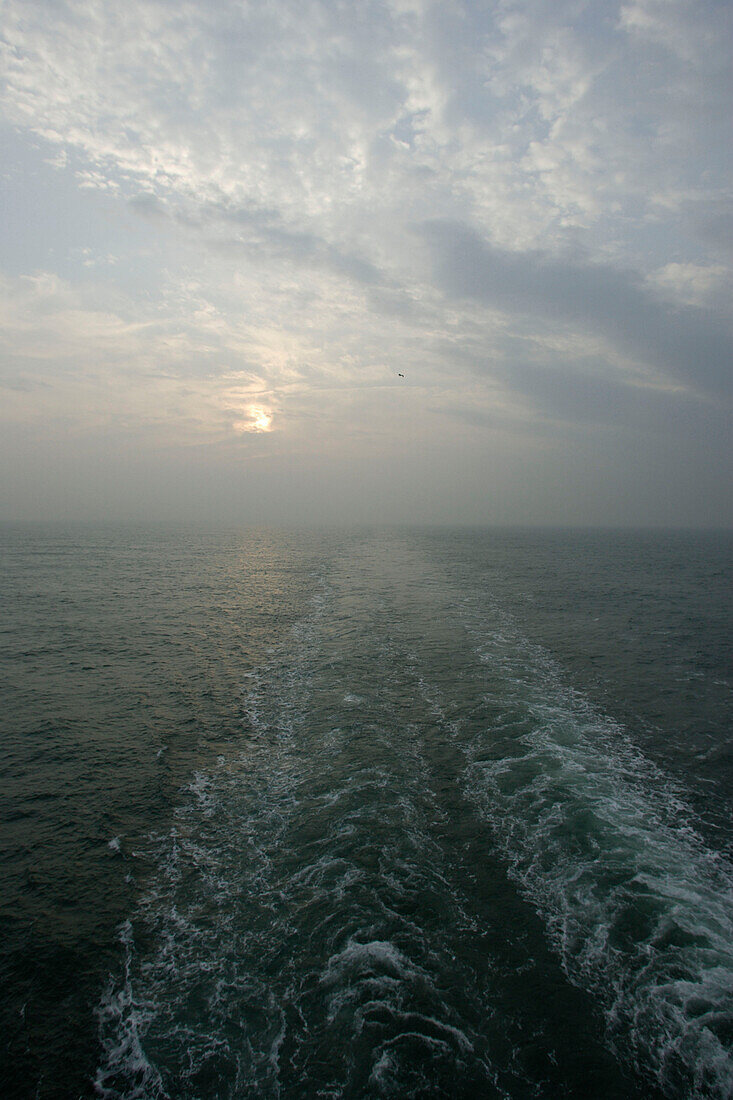 Sonnenaufgang über dem Ärmelkanal, Kielwasser des Kreuzfahrtschiffs MS Delphin Renaissance