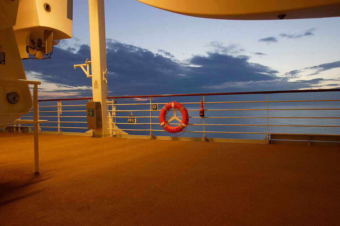 Beleuchtetes, menschenleeres Deck bei Sonnenuntergang, Kreuzfahrtschiff MS Delphin Renaissance