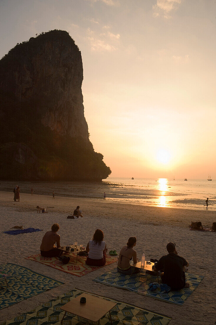 Touristen am Strand von Hat Rai Leh im Sonnenuntergang, Railey West, Laem Phra Nang, Railay, Krabi, Thailand, (nach dem Tsunami)