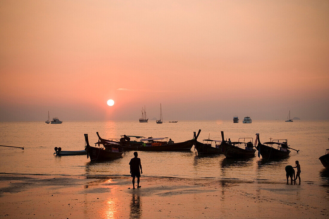 Boot am Strand von Hat Rai Leh im Sonnenuntergang, Railey West, Laem Phra Nang, Railay, Krabi, Thailand (nach dem Tsunami)
