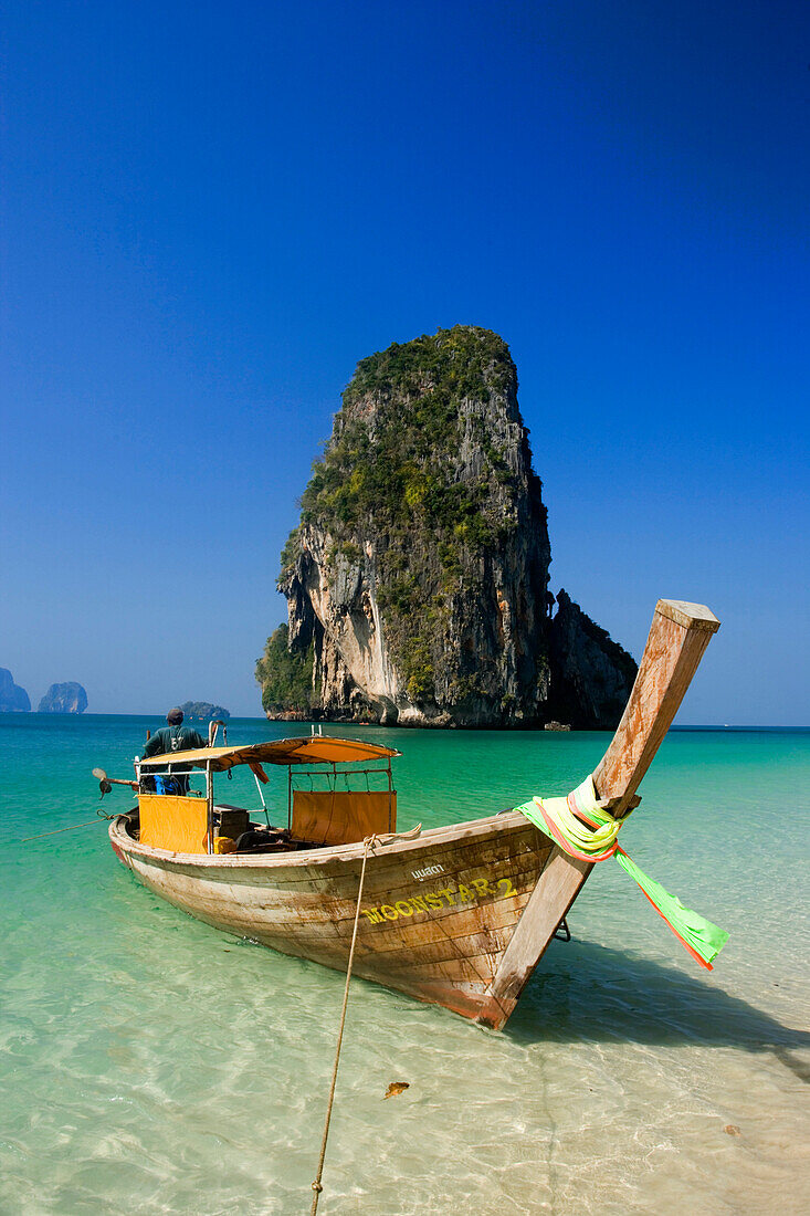 Boot mit Kalkfelsen im Hintergrund, Phra Nang Strand, Laem Phra Nang, Railay, Krabi, Thailand