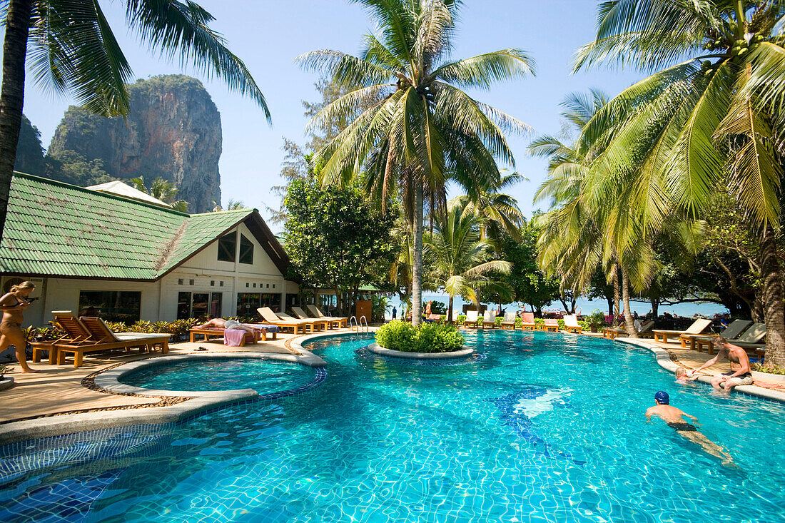 Pool von einem Hotel, Hat Rai Leh, Railay West, Laem Phra Nang, Railay, Krabi, Thailand (nach dem Tsunami)