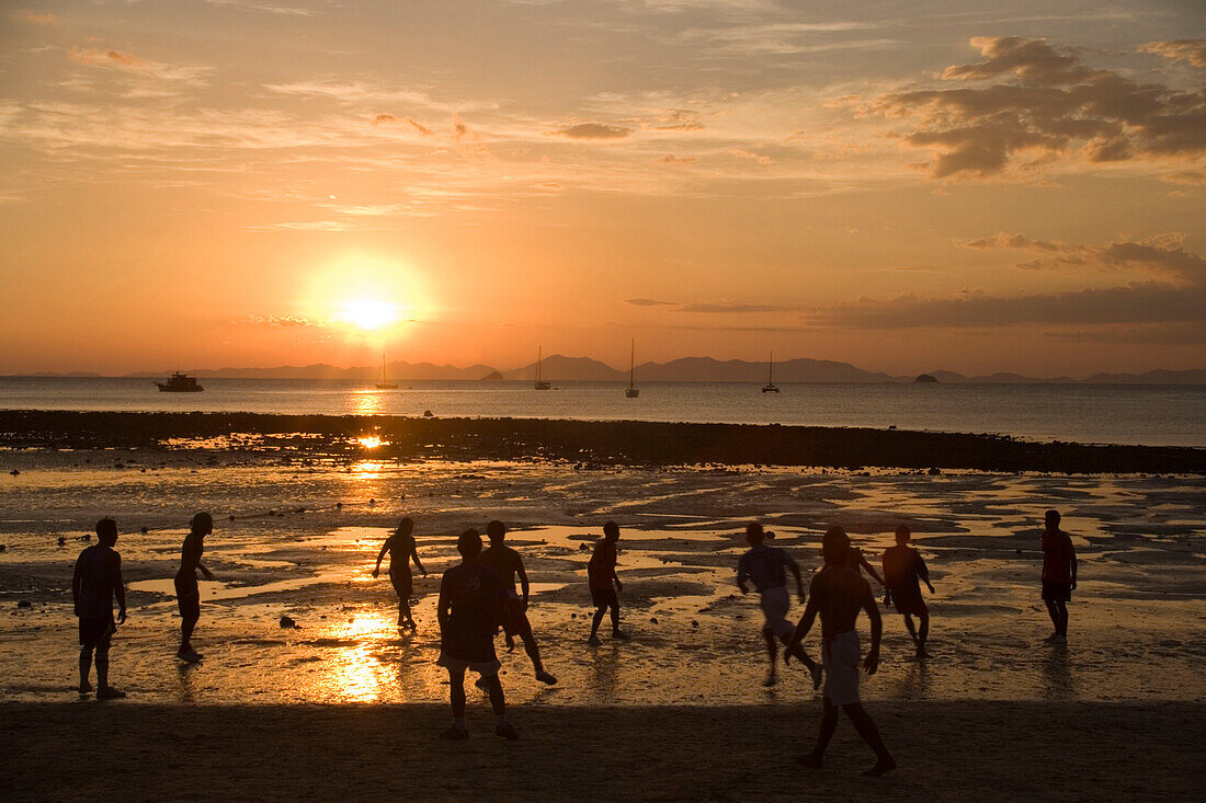 Leute im Sonnenuntergang am Strand, Hat Rai Leh, Railey West, Laem Phra Nang, Railay, Krabi, Thailand (nach dem Tsunami)