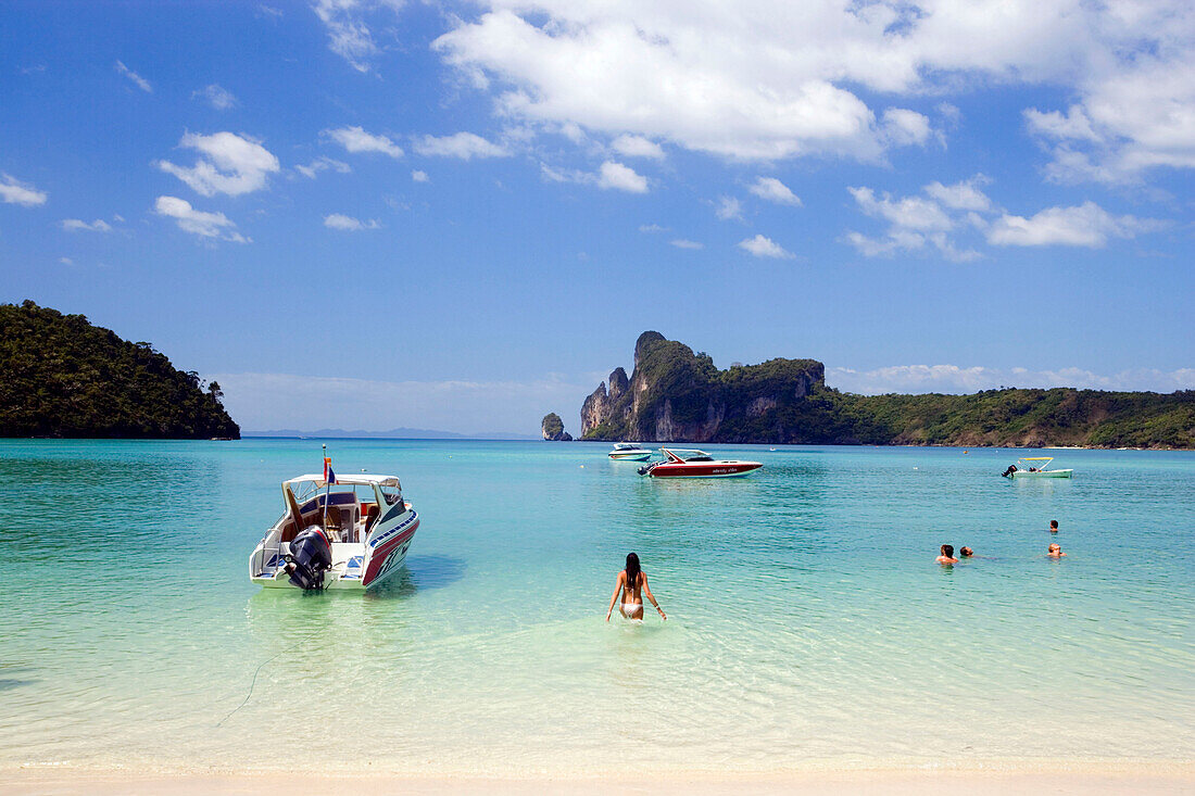 Touristen baden im flachen Wasser, Ao Lo Dalam, Lohdalum Bay, Ko Phi Phi Don, Ko Phi Phi Island, Krabi, Thailand (nach dem Tsunami)