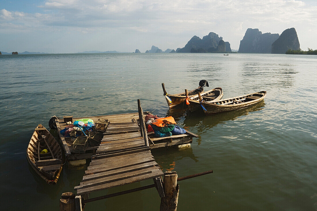 Fischerboote an einem Steg, Ko Panyi, Phang-Nga Bucht, Ao Phang Nga Nationalpark, Phang Nga, Thailand