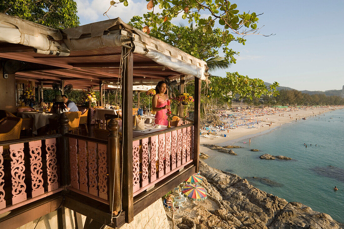 Junge Frau steht auf der Terrasse von einem Restaurant, Patong Beach, Hat Patong, Ao Patong, Phuket, Thailand