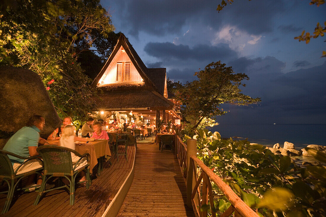 Vacationers sitting in the restaurant "On the Rocks" in the evening, Marina Cottage Phuket, Karon Beach, Ao Katong, Hat Katong, Phuket, Thailand, after the tsunami