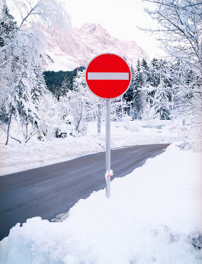 Stoppschild im Schnee, Deutschland, Alpen, Berge, Rot, Signalfarbe, Durchfahrt verboten, Schneelandschaft, verschneit, Verkehrsregeln, Winter