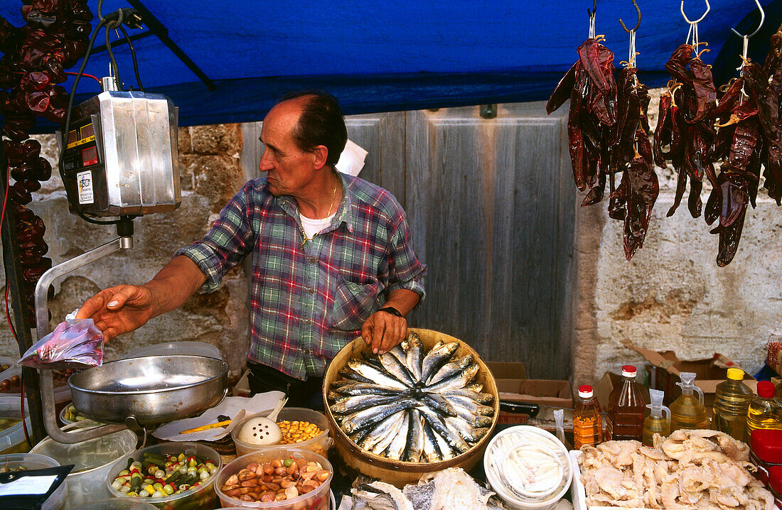 Fischverkäufer, Markttag, Sineu, Mallorca, Spanien