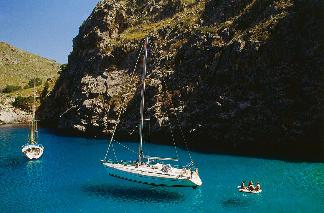 Sailing boat am Torrent de Pareis, Cala de Sa Calobra, Mallorca, Spain