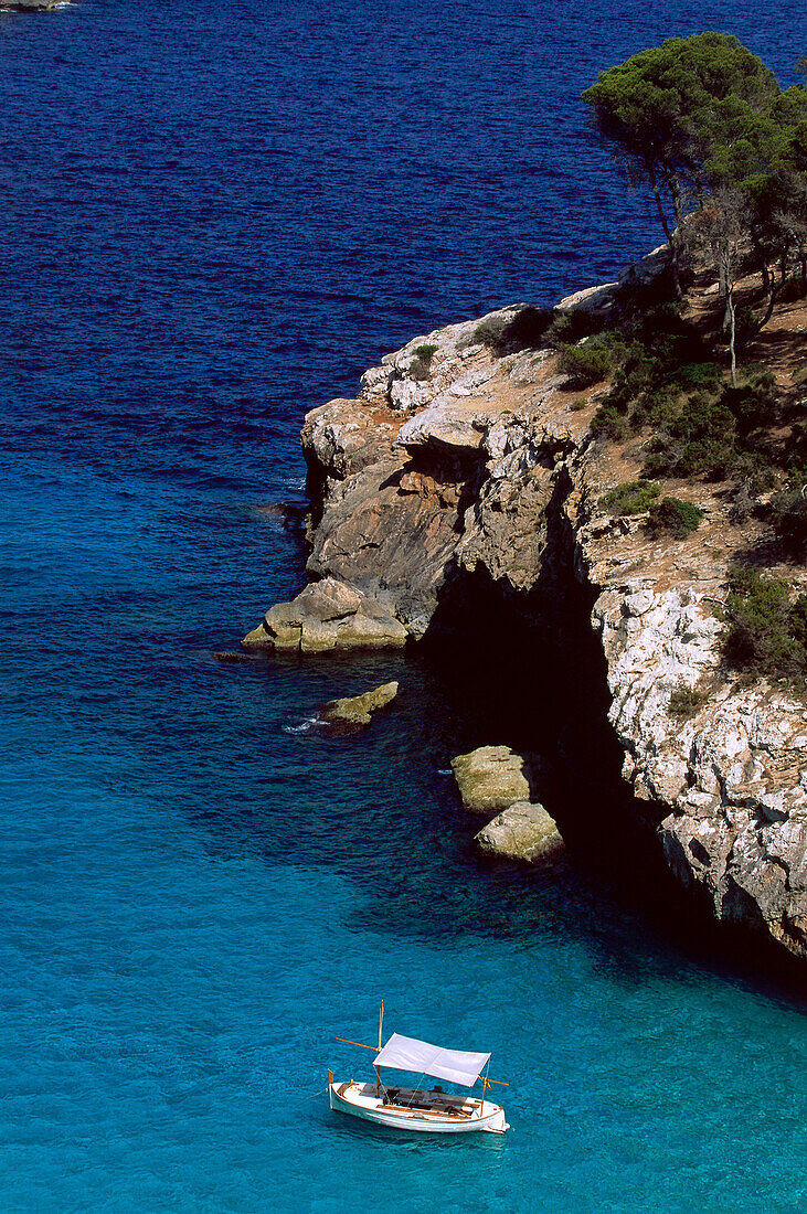 Boot bei der Bucht Cala S'Amonia, bei Santanyi, Mallorca, Spanien