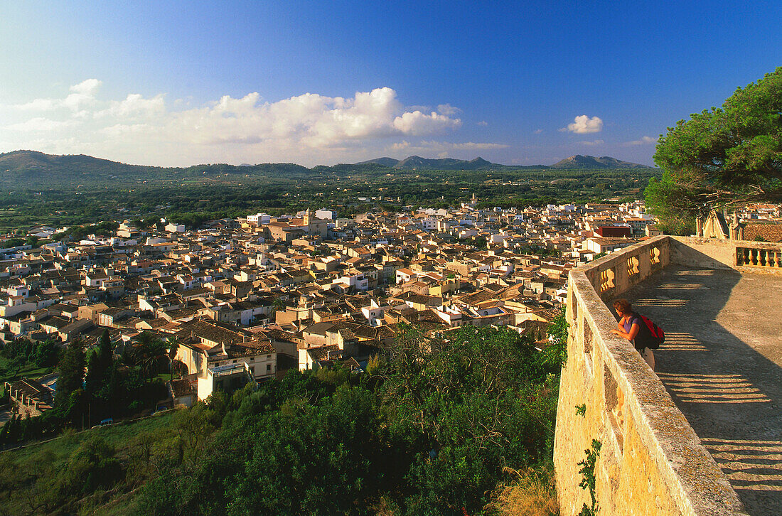 Blick vom Kastell auf die Stadt Arta, Mallorca, Spanien