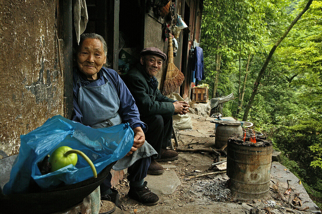 Two traders on the wayside of the Pilgrimage route, Emei Shan, Sichuan province, China, Asia