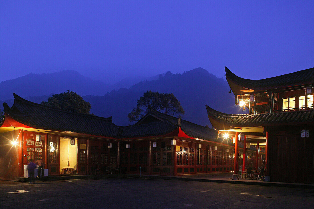 Wannian Kloster am Abend, Emei Shan, Provinz Sichuan, China, Asien