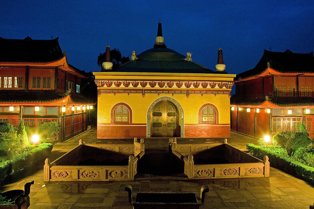 Beleuchtete Gebäude des Wannian Kloster bei Nacht, Emei Shan, Provinz Sichuan, China, Asien