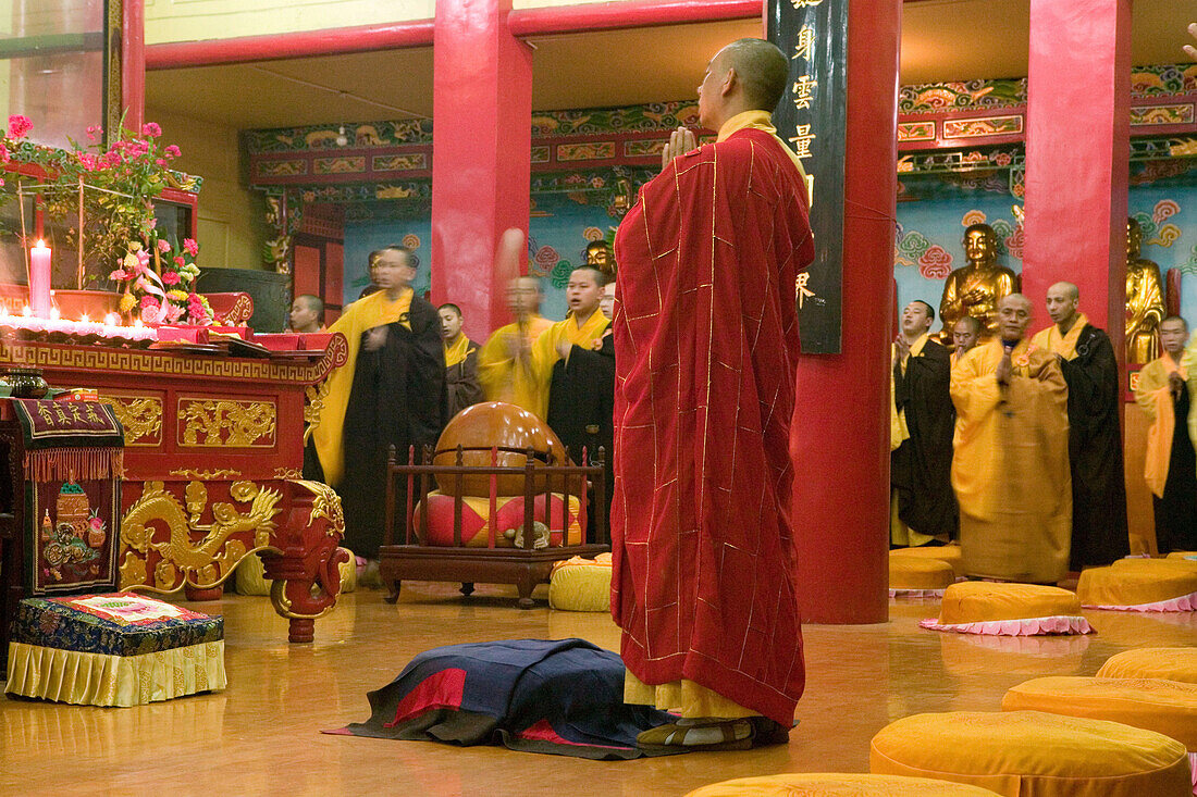 Betende Mönche in der Haupthalle des Wannian Kloster, Emei Shan, Provinz Sichuan, China, Asien