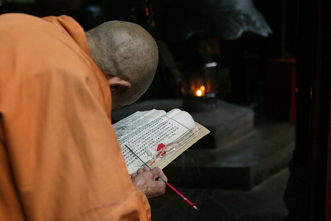 Alter Mönch lest heilige Texte, Wannian Kloster, Emei Shan, Provinz Sichuan, China, Asien