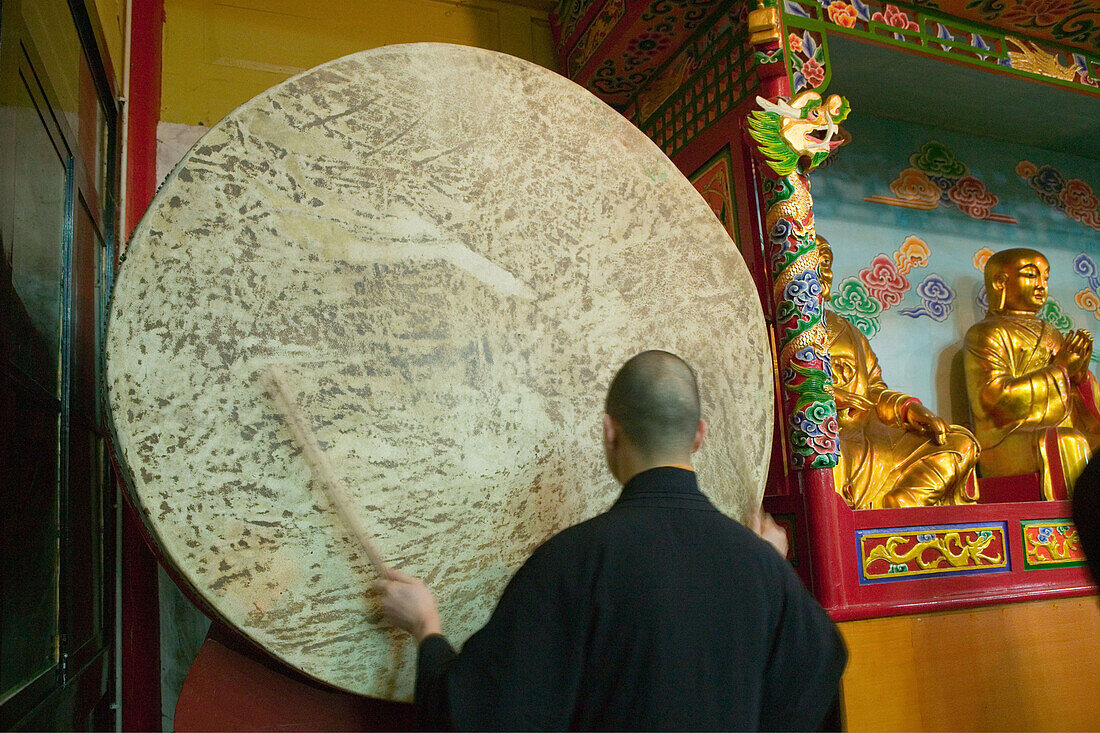 Mönch steht vor einem Gong, Wannian Kloster, Emei Shan, Provinz Sichuan, China, Asien