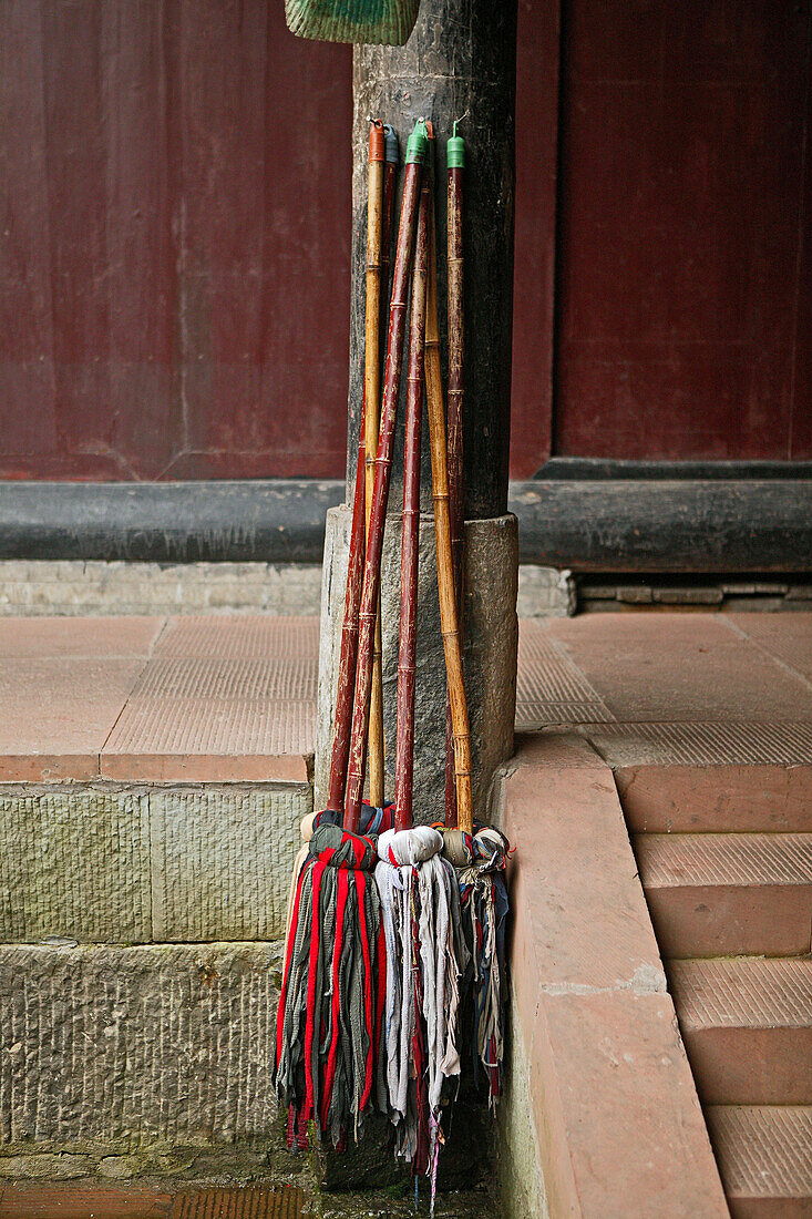 Ein Bündel Wischmopps, Xixiang Chi Kloster, Emei Shan, Provinz Sichuan, China, Asien