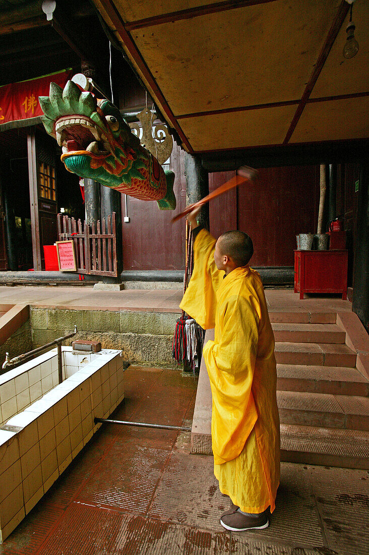 Mönch schlägt auf hölzernen Fisch, Ruf zum Gebet, Xixiang Chi Kloster, Emei Shan, Provinz Sichuan, China, Asien