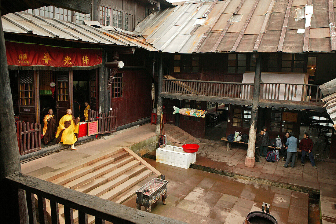 Menschen im Innenhof des Xixiang Chi Kloster, Emei Shan, Provinz Sichuan, China, Asien