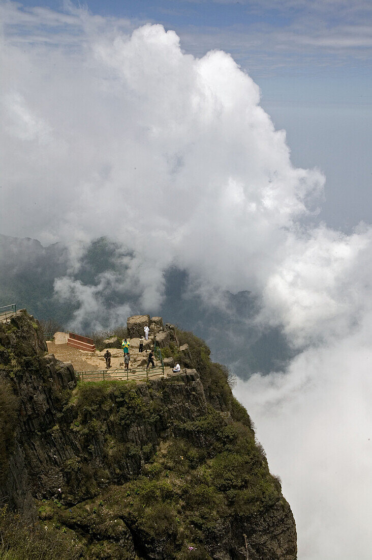 Gipfel des Emei Shan Gebirges,Aussichtsplateau Sacrifice Cliff, Touristen, Blick über den Wolken, Emei Shan Gebirge, Provinz Sichuan, UNESCO Weltkulturerbe, China, Asien