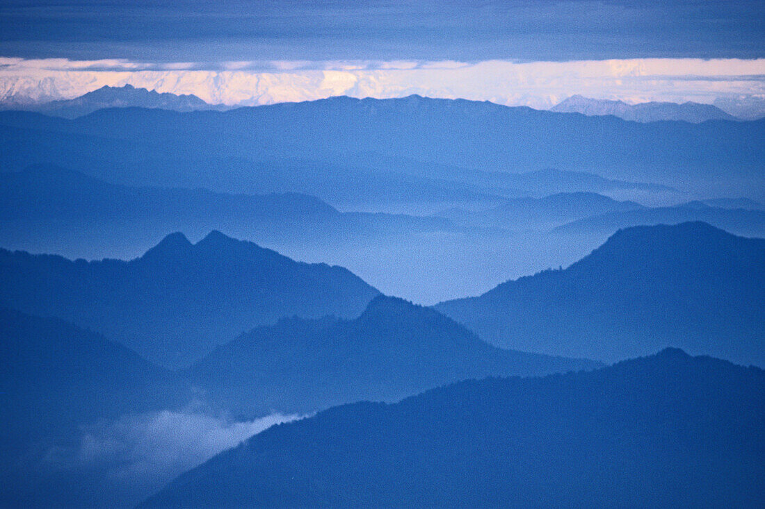 Gipfel des Emei Shan Gebirges,Blick über den Wolken, Emei Shan Gebirge, Provinz Sichuan, UNESCO Weltkulturerbe, China, Asien