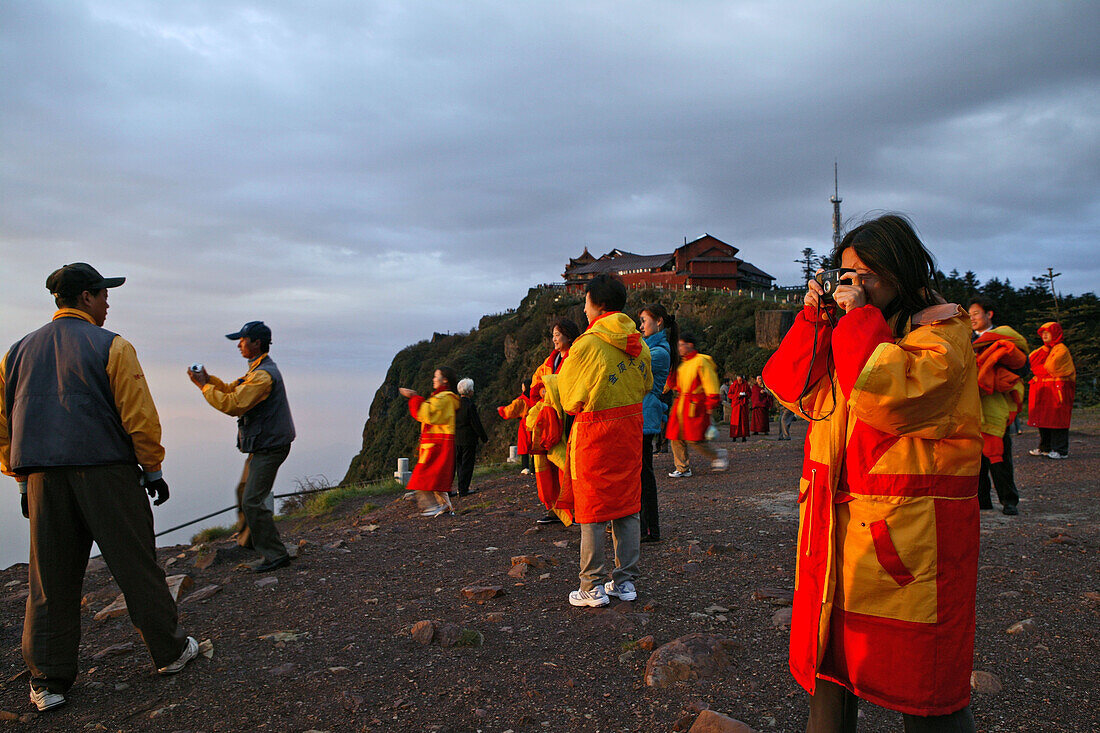 Gipfel des Emei Shan Gebirges,Pilger und Touristen warten beim Sonnenaufgang auf Sea of Clouds, Golden Summit, Touristen, Blick über den Wolken, 3077 Höhenmeter, Emei Shan Gebirge, Provinz Sichuan, UNESCO Weltkulturerbe, China, Asien