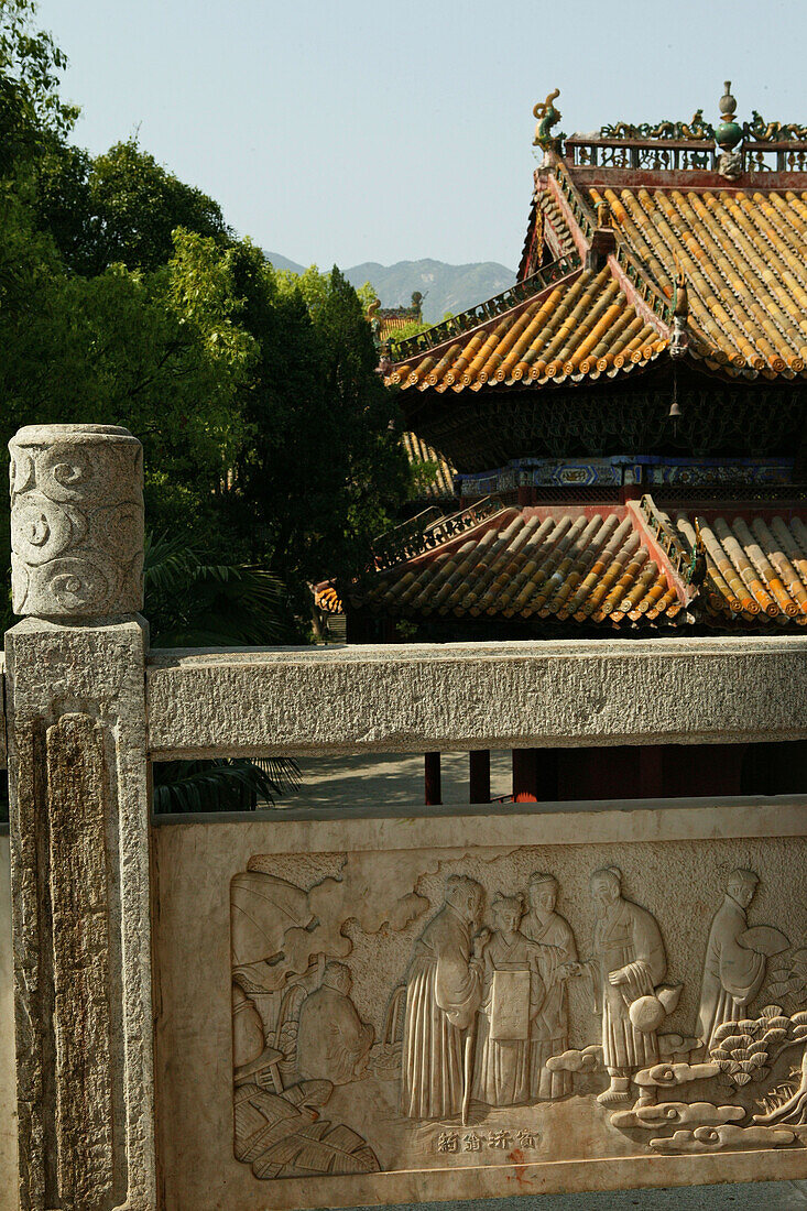 Großer Tempel, Heng Shan Süd,Steinrelief und Blick auf den Großen Tempel, taoistisch, Hengshan Berge Süd, Provinz Hunan, China, Asien