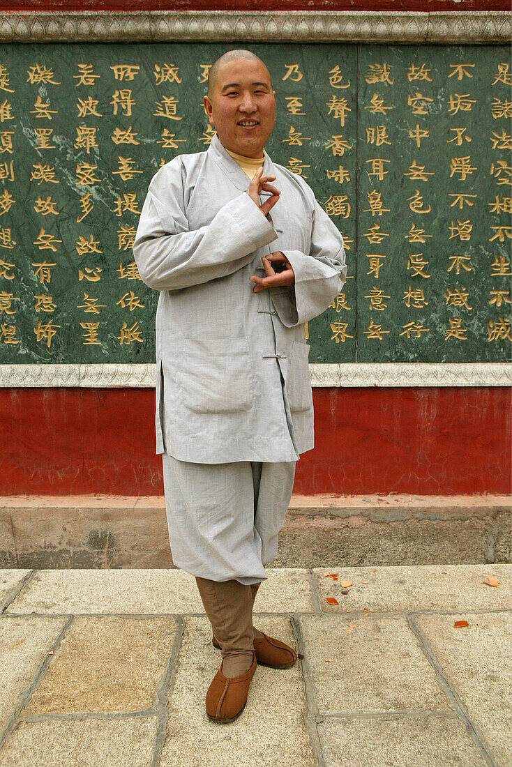Ein Mönch in Gebetshaltung, Fuyan Kloster, Heng Shan Süd, Provinz Hunan, China, Asien
