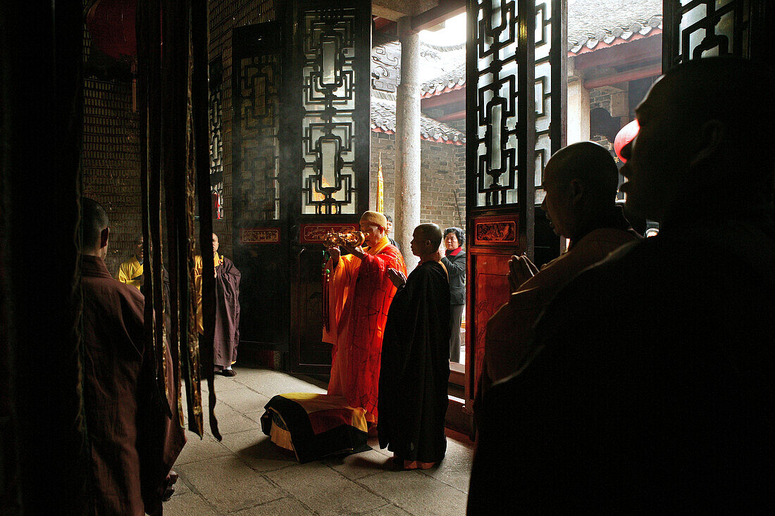 Abt mit Mönchen im Nantai Tempel, Heng Shan Süd, Provinz Hunan, China, Asien
