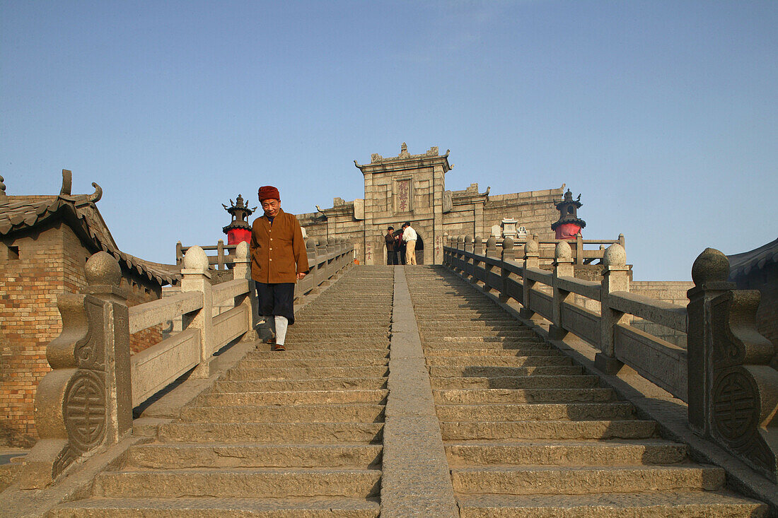 Menschen auf der Treppe zum Gipfel Zhu Rong Feng, Heng Shan Süd, Provinz Hunan, China, Asien