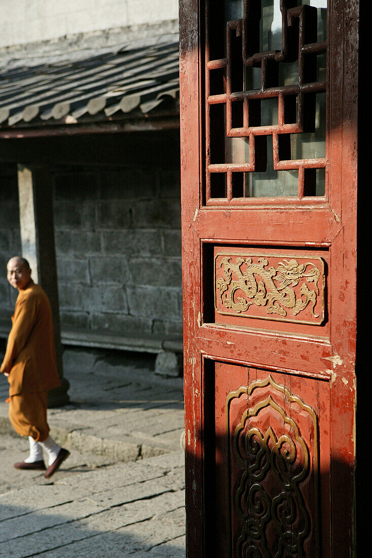 Hölzerne Tür am Eingang zum Tempel,  Zhu Rong Feng, Heng Shan Süd, Provinz Hunan, China, Asien