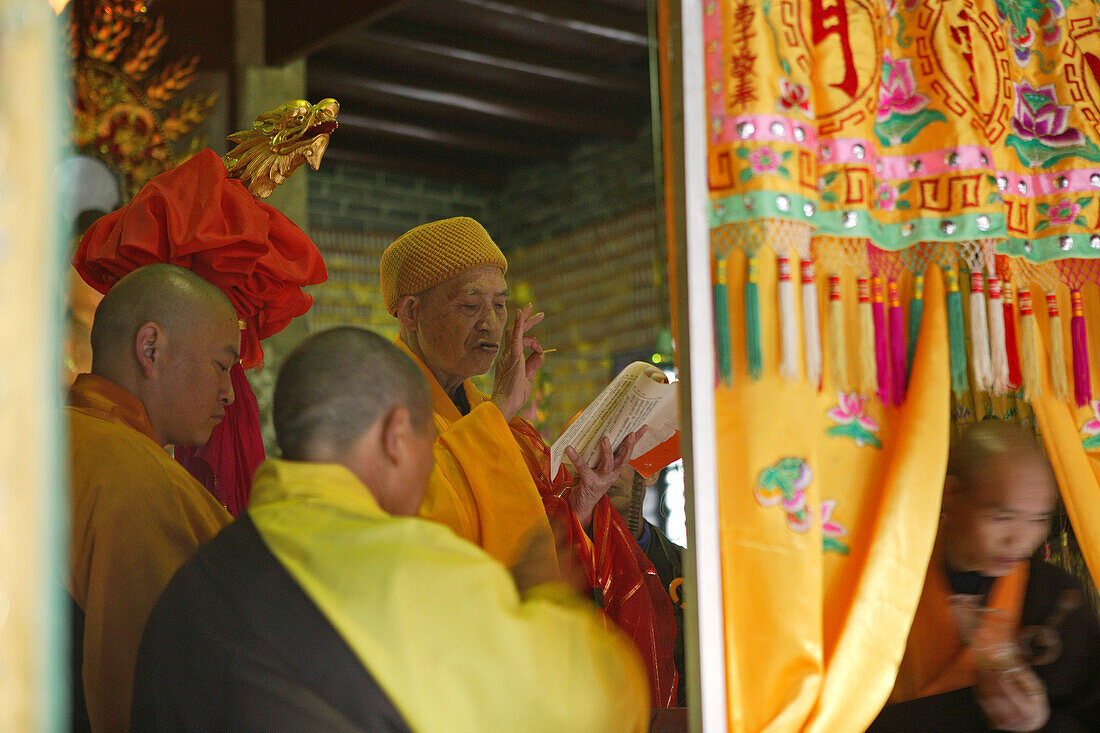 abbot with monks, Nantai temple, Heng Shan south, Hunan province, Hengshan, Mount Heng, China, Asia