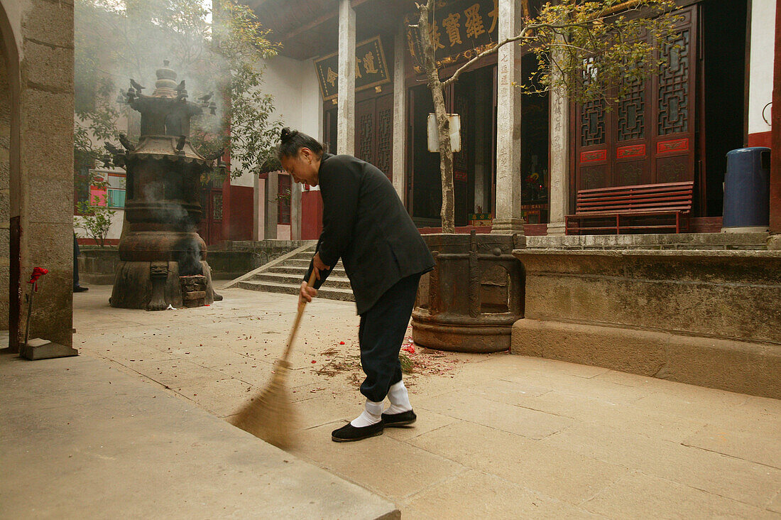 Eine Nonne fegt den Innenhof des Xuandu Kloster, Heng Shan Süd, Provinz Hunan, China, Asien