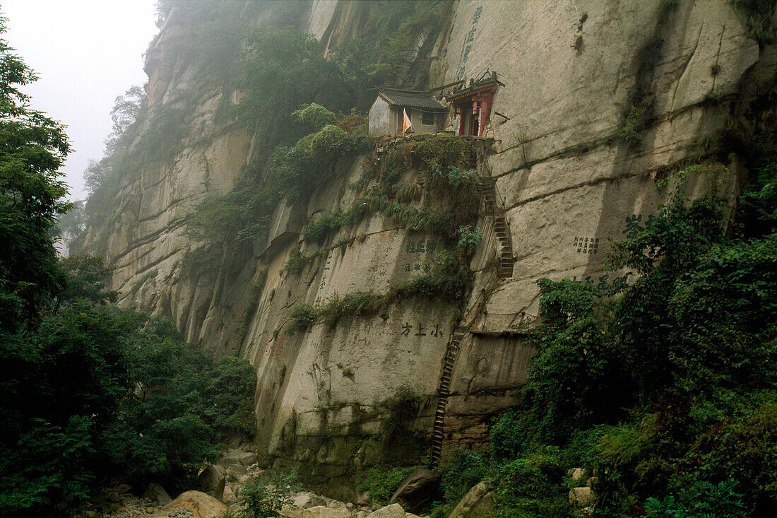 Hermitage, little house at a rock face, Hua Shan, Shaanxi province, China, Asia