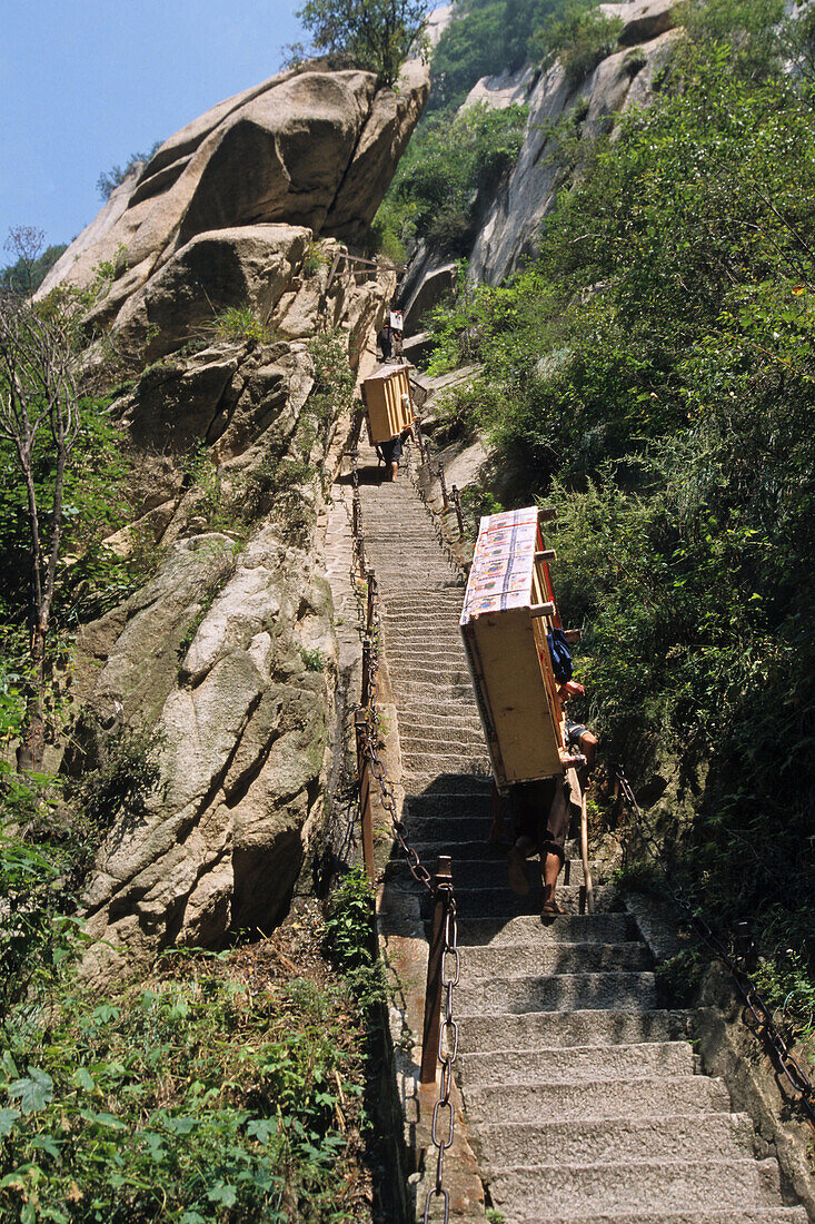 Träger trägt ein Bett steile Steinstufen hinauf, Hua Shan, Provinz Shaanxi, China, Asien
