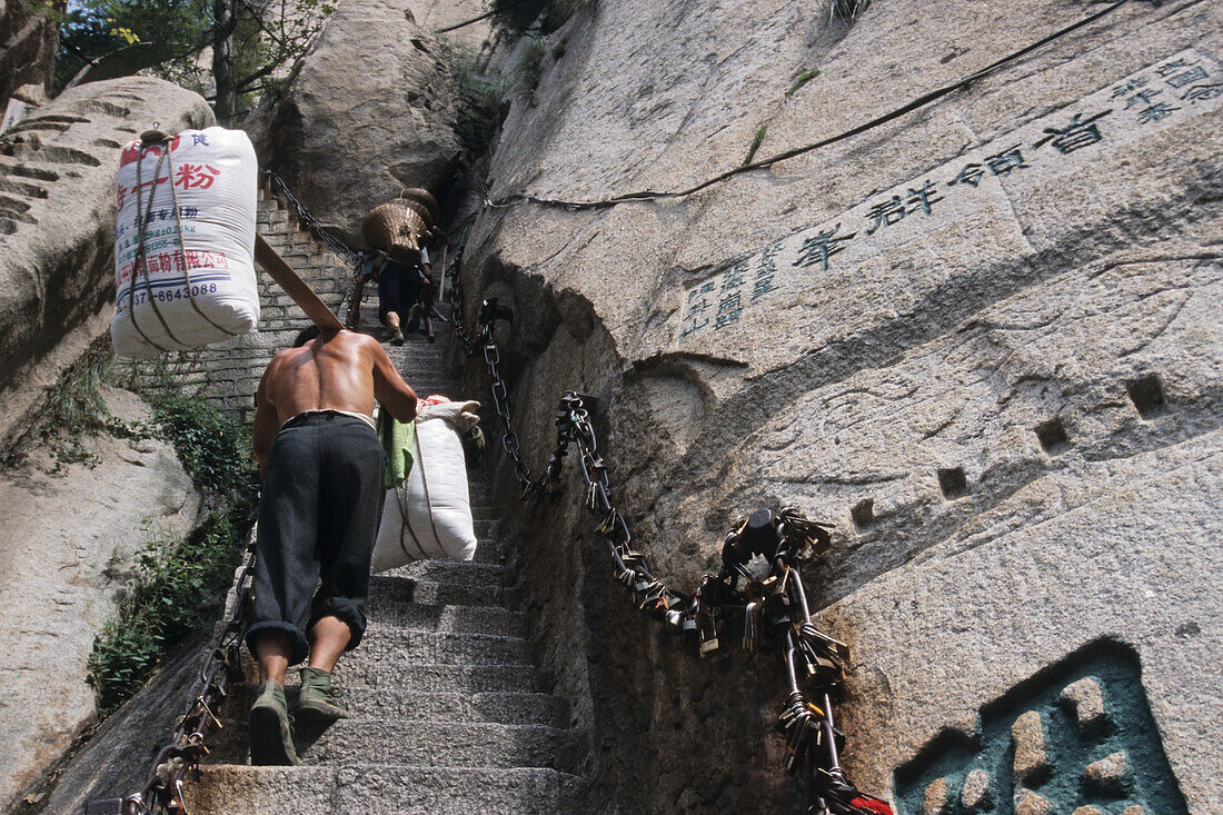 porter, porters carry furniture and building material on their back up steep mountain steps, Taoist mountain, Hua Shan, Shaanxi province, Taoist mountain, China, Asia