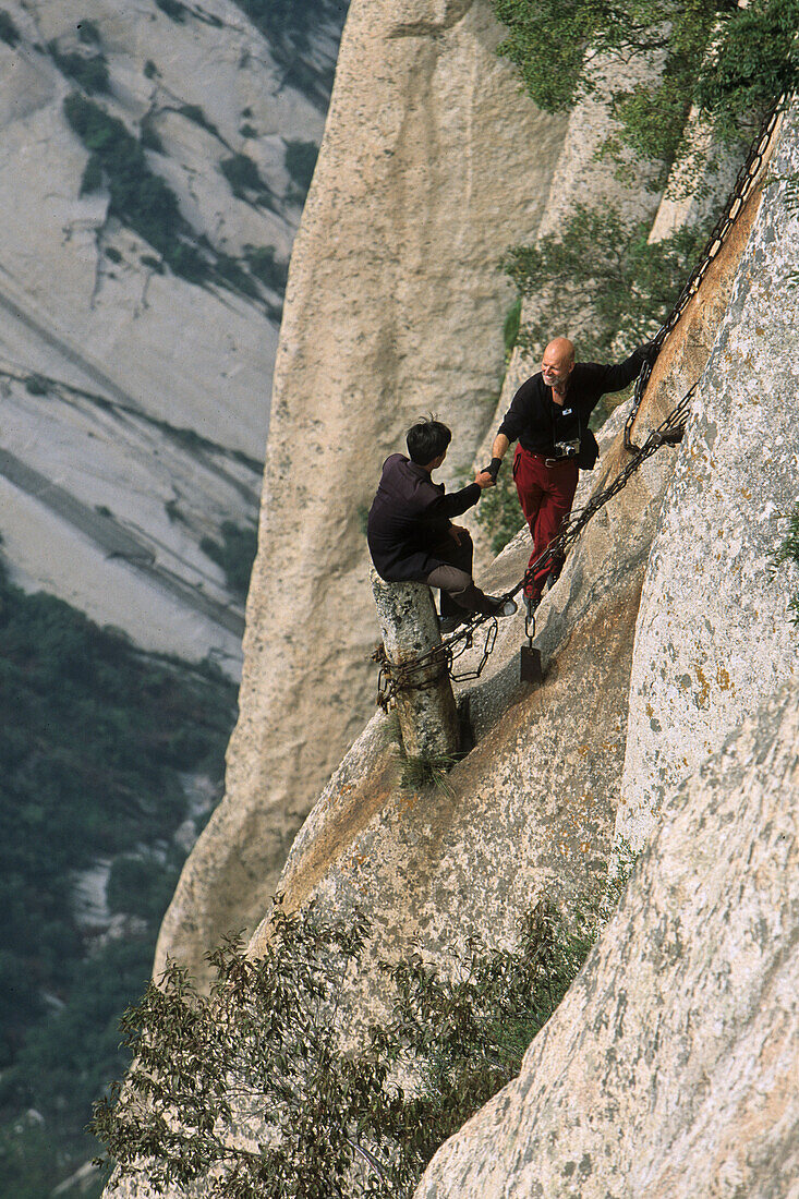 Himmelsleiter, Südgipfel, Hua Shan,Leitern und Stege aus Bohlen und Eisenstangen führen durch eine Steilwand zu einer ehemaligen Einsiedlerhöhle, taoistischer Berg, Huashan, Provinz Shaanxi, China, Asien