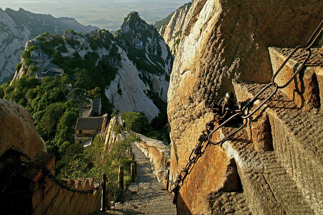 Grat des Alten Drachen, Hua Shan,Grat des blauen oder alten Drachen ist der einzige und leicht zu verteidigende Zugang zum Plateau des Hua Shan, der Pfad liegt zwischen zwei Steilwänden und ist durch Ketten gesichert, Stufen im Stein, Daoist Berg, Huashan
