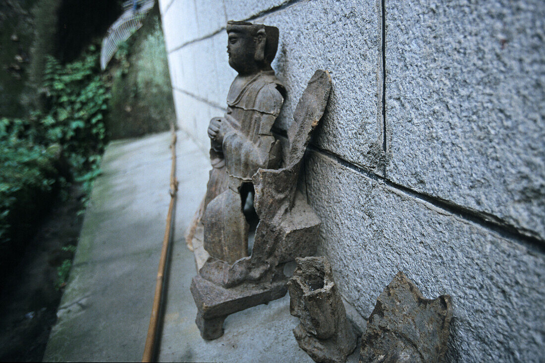Zerstörte Statuen an der Wand eines Klosters, Hua Shan, Provinz Shaanxi, China, Asien