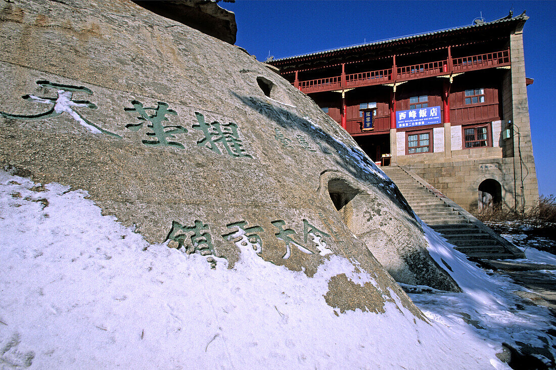 Kloster und Hotel Cui Yun Gong, Südgipfel, Hua Shan,Felskalligrafie vor dem Kloster Cui Yun Gong, Südgipfel, Huashan, Provinz Shaanxi, China, Asien